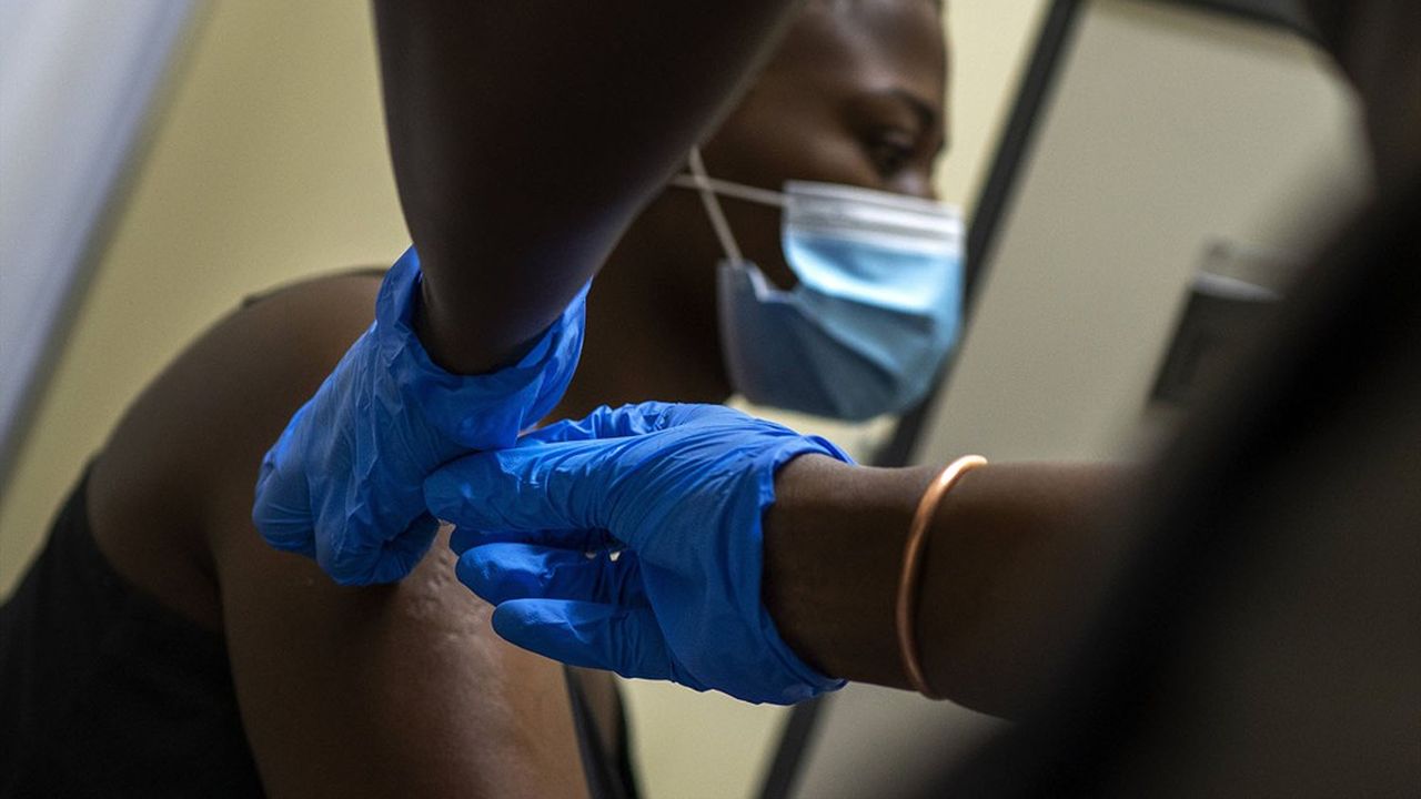 En raison des faibles effets du vaccin AstraZeneca sur le variant sud-africain, la campagne de vaccination en Afrique du Sud connaît un premier coup d'arrêt avant même d'avoir commencé.
