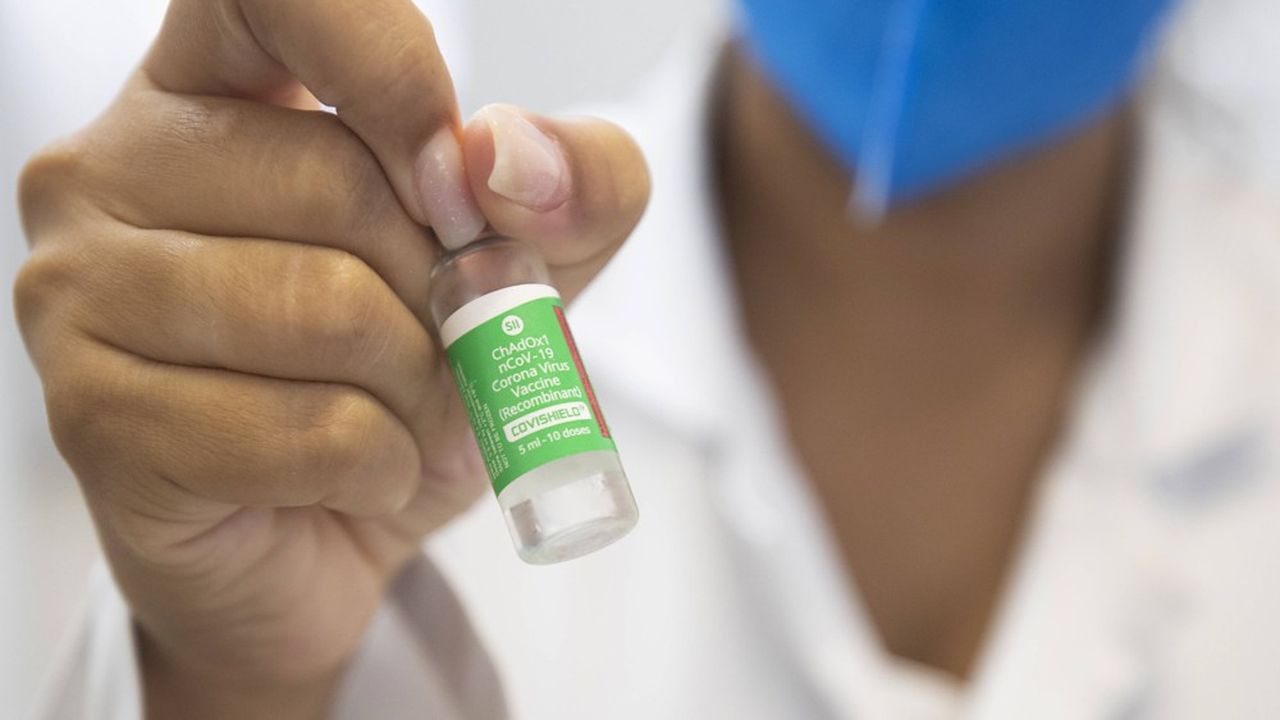 Le Royaume-Uni a été le premier à administrer ce vaccin massivement à sa population dès décembre.