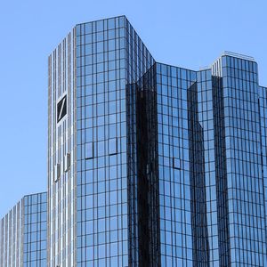 Deutsche Bank envisagerait d'augmenter de 20 % son enveloppe de bonus, malgré l'appel à « l'extrême prudence » de la BCE.