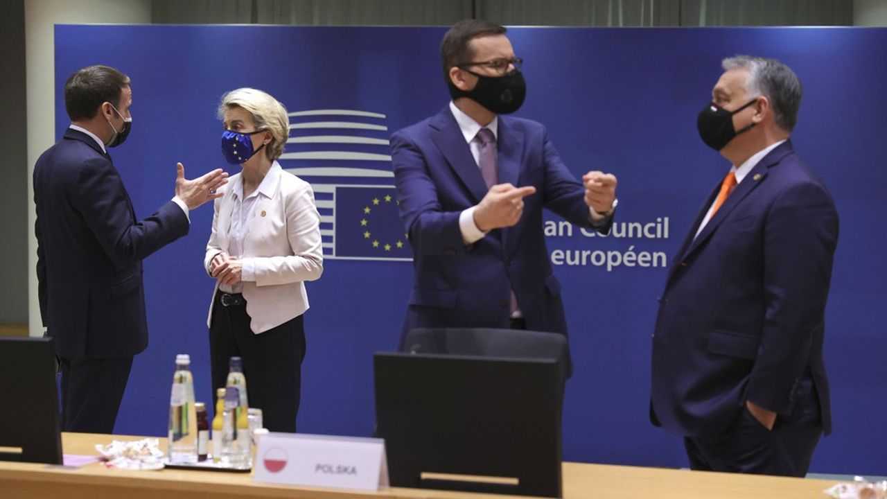 La Commission européenne a rappelé à la Hongrie que le bon fonctionnement des marchés publics et leur contrôle font partie des conditions posées pour recevoir les fonds européens. Ici le Premier ministre, Viktor Orbán, à droite discute avec son homologue polonais, Mateusz Morawiecki.