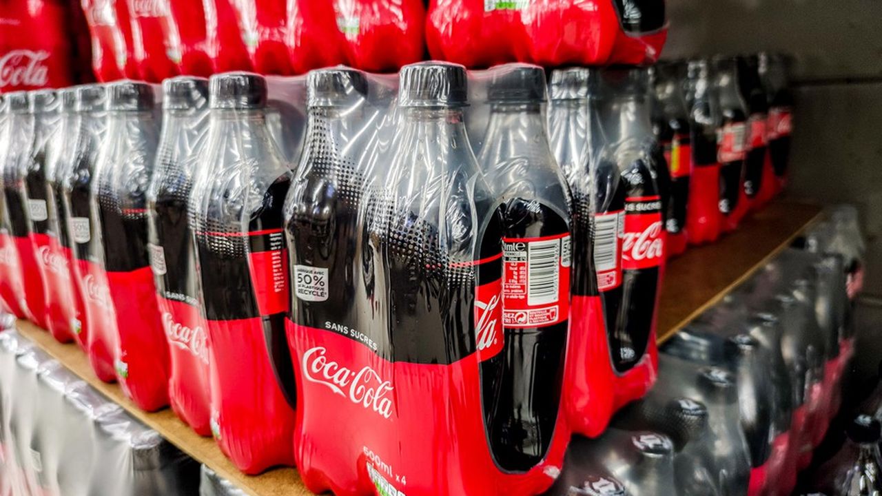 La mesure concernera d'abord les bouteilles de sa marque phare Coca-Cola de 400 ml dès le mois de février. Suivront dans le courant de l'année d'autres bouteilles, de diverses contenances de boissons gazeuses et d'eau.