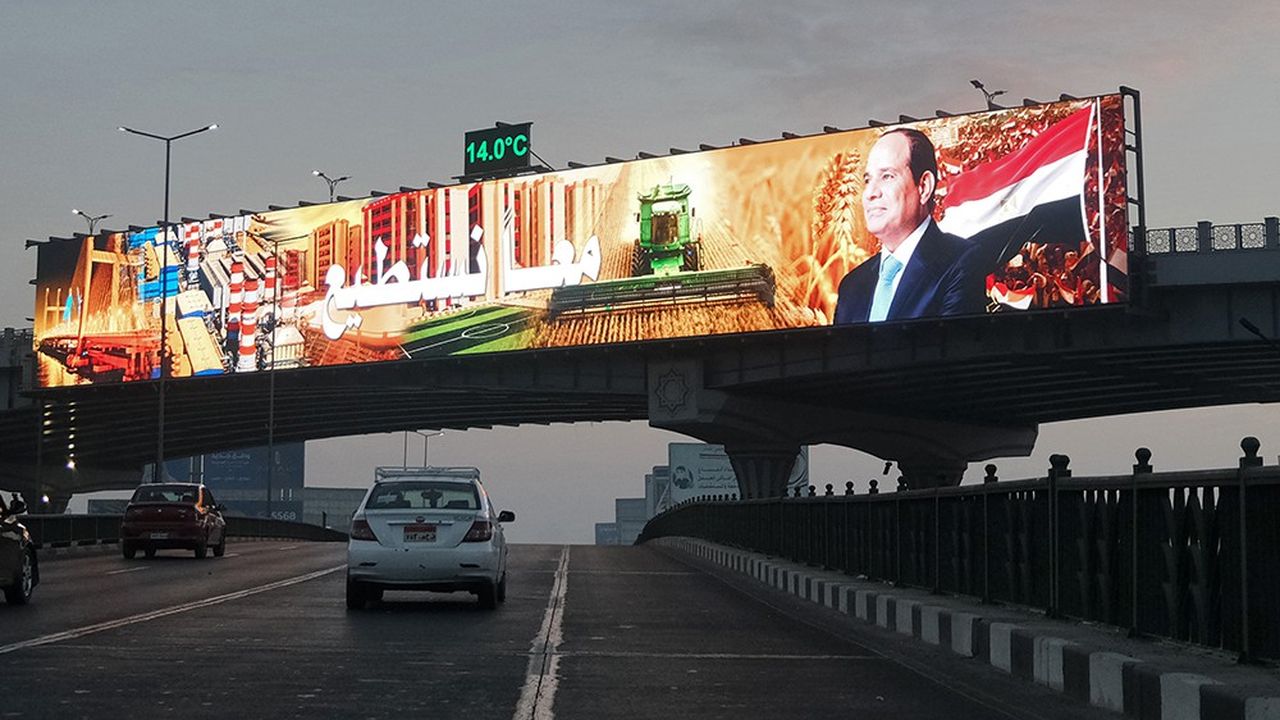 Panneau vantant les réalisations du président Abdel Fattah al-Sissi (« Ensemble, nous pouvons ») sur un nouveau pont dans le quartier de Nasr City au Caire, janvier 2021.