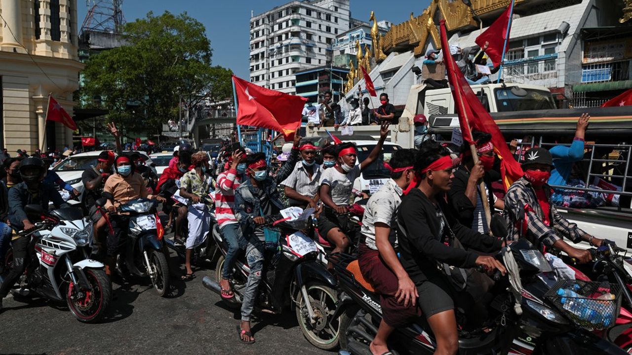 Au cinquième jour de protestations, la foule refusant le coup d'Etat militaire est de nouveau descendue manifester dans les grandes villes du pays.