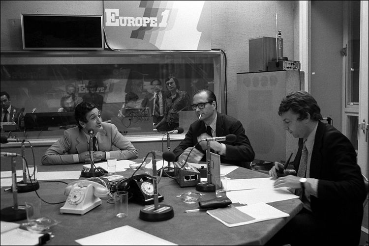 Epoque Europe n°1 : Etienne Mougeotte, à droite, et Georges Leroy, directeur de la rédaction, reçoivent Jacques Chirac, Premier ministre, en septembre 1974.