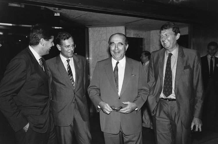 Epoque TF1. Francis Bouygues, le PDG du groupe, entouré de Patrick Le Lay, vice-président, et d'Etienne Mougeotte, directeur d'antenne, en septembre 1987.