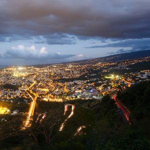 Saint-Denis de la Réunion est couvert par quatre opérateurs mobiles et est très bien desservi en fibre optique.