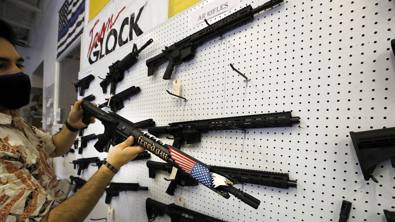 Joe Biden reproche aux fabricants de vendre des « armes de guerre » aux citoyens.