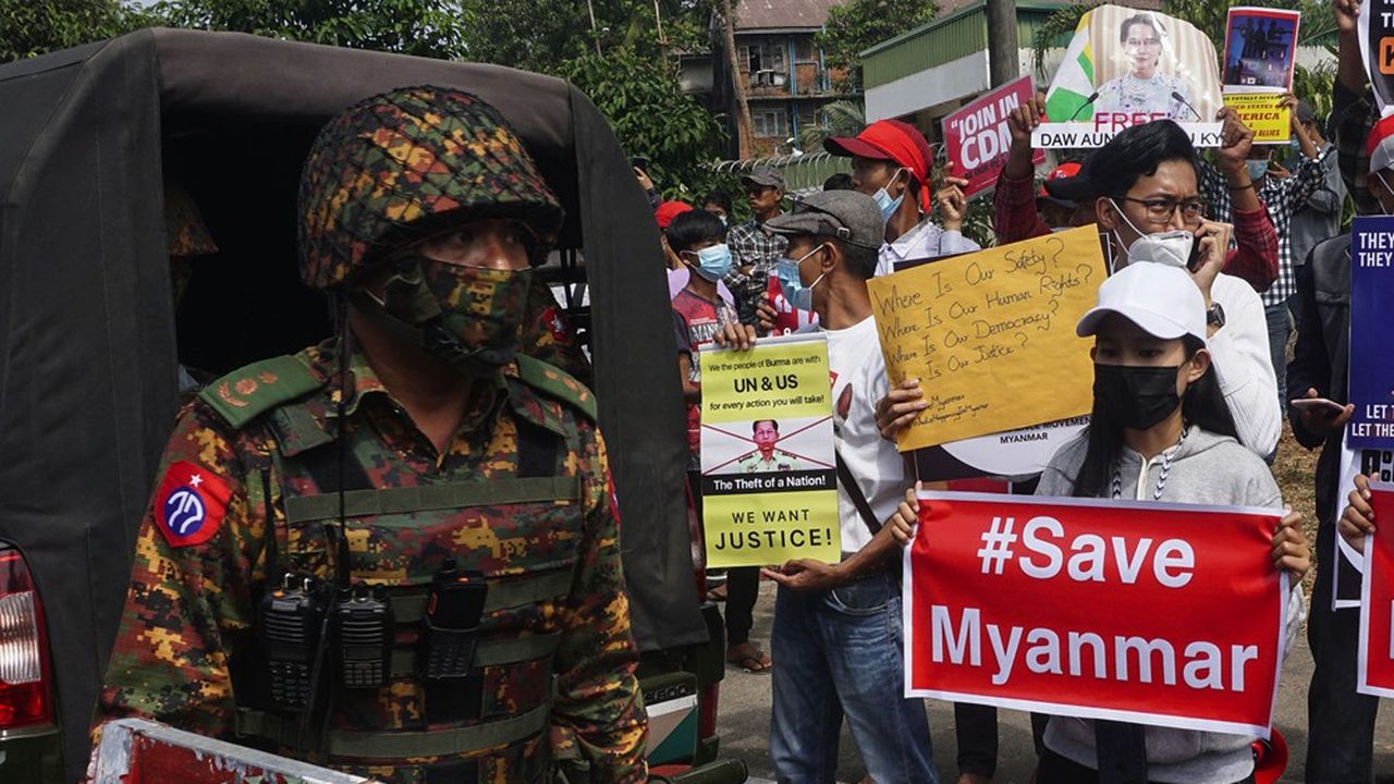 Depuis dimanche, l'armée est déployée dans les rues des grandes villes de Birmanie