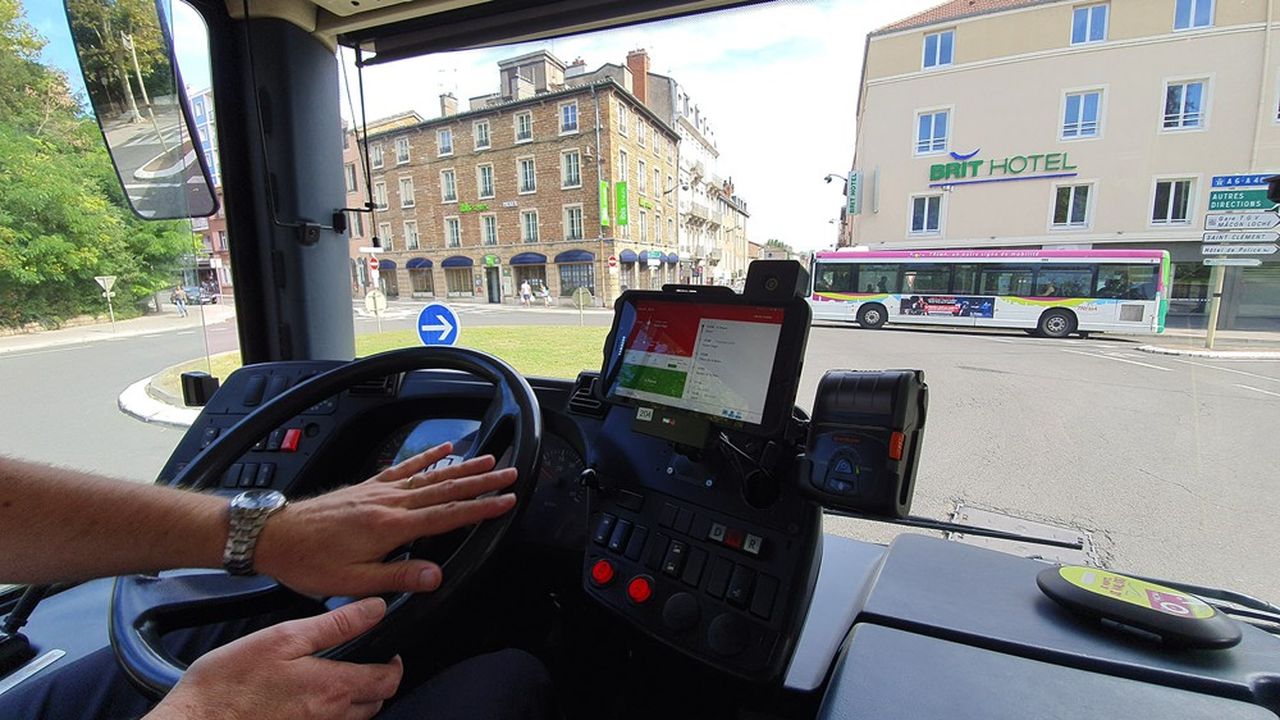 Le chauffeur est équipé d'un téléphone ou d'une tablette qui échange des données en temps réel avec 2Cloud, sa plateforme numérique.