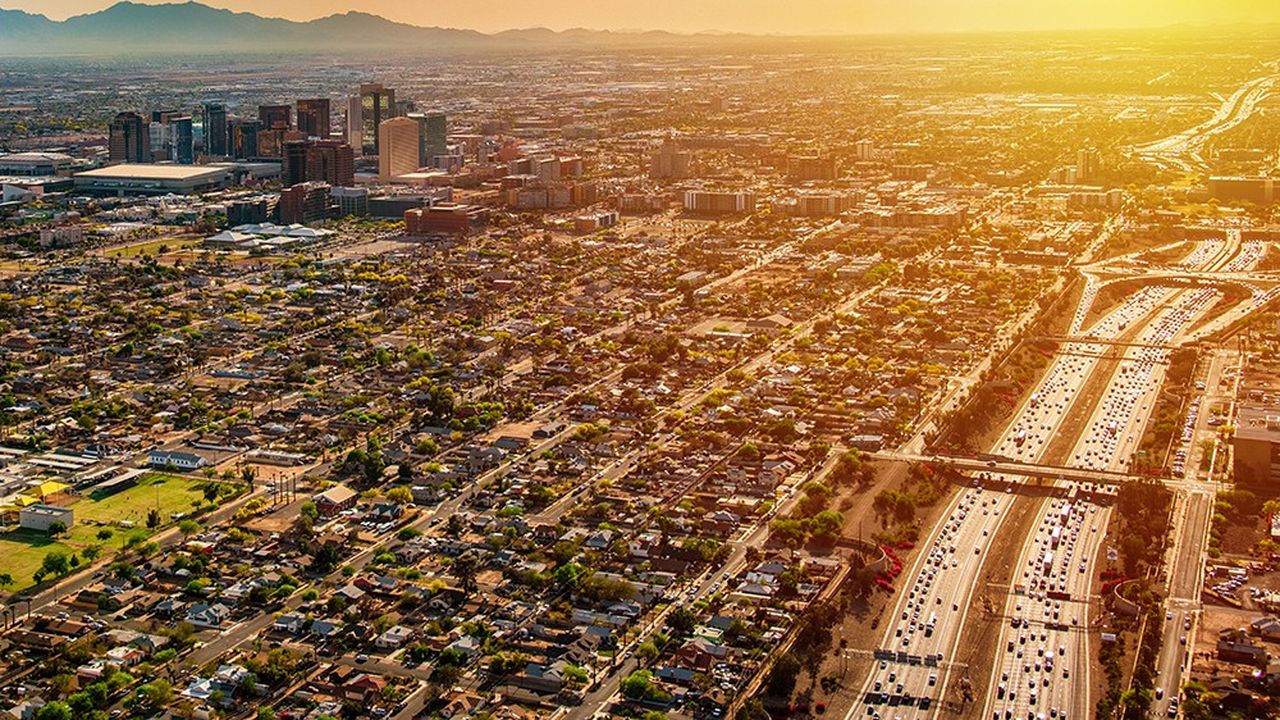 Vue aérienne du centre-ville de Phoenix, un modèle urbain basé sur des zones pavillonnaires à perte de vue où l'automobile est reine.