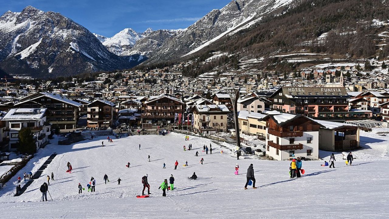En Italie, les stations de ski devaient rouvrir le lundi 15 février, mais le ministre de la Santé, Roberto Speranza, a décidé, dimanche soir au dernier moment, de les maintenir fermées jusqu'au 5 mars.