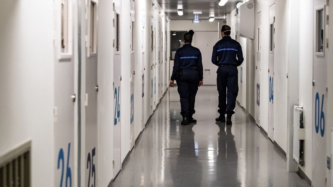 La direction de l'administration pénitentiaire fait état, au 1er janvier, de 62.673 personnes en détention, soit 2.000 de plus que les prisons peuvent en accueillir.