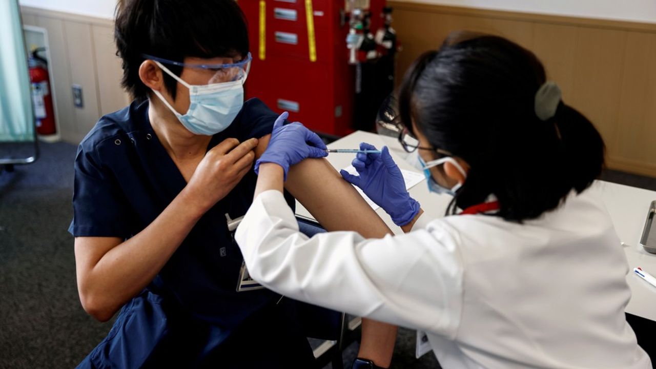 Les premières injections du produit Pfizer-BioNTech ont été faites au personnel du National Tokyo Medical Center, qui compte parmi les professionnels de santé prioritaires.