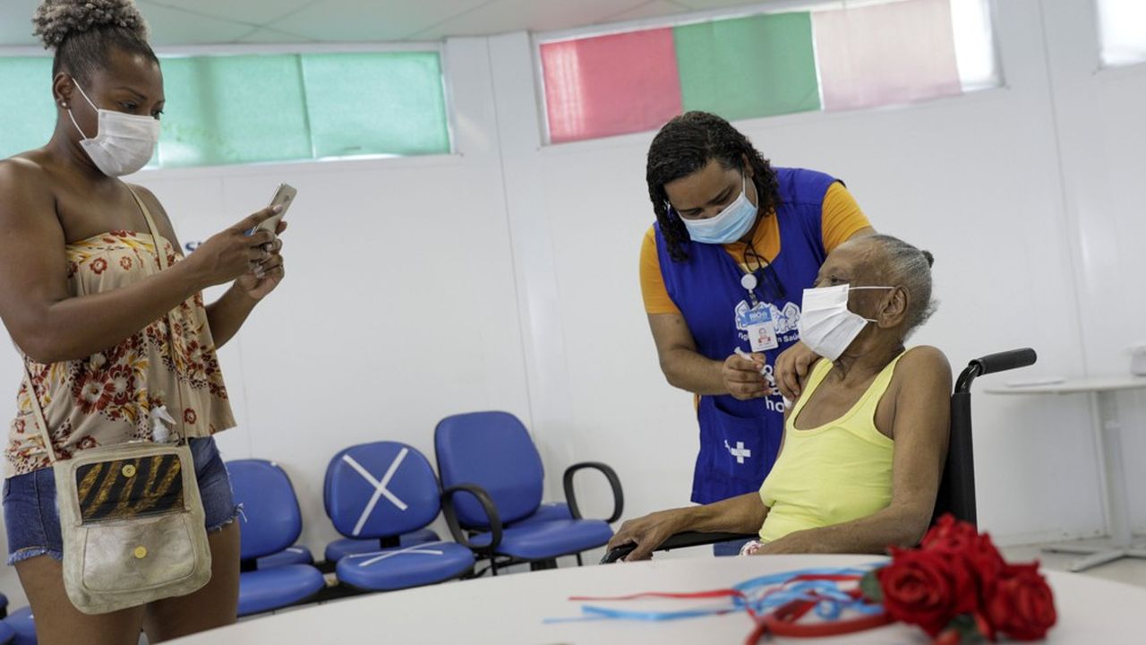Au Brésil, Rio a dû suspendre son programme de vaccination faute de munitions.