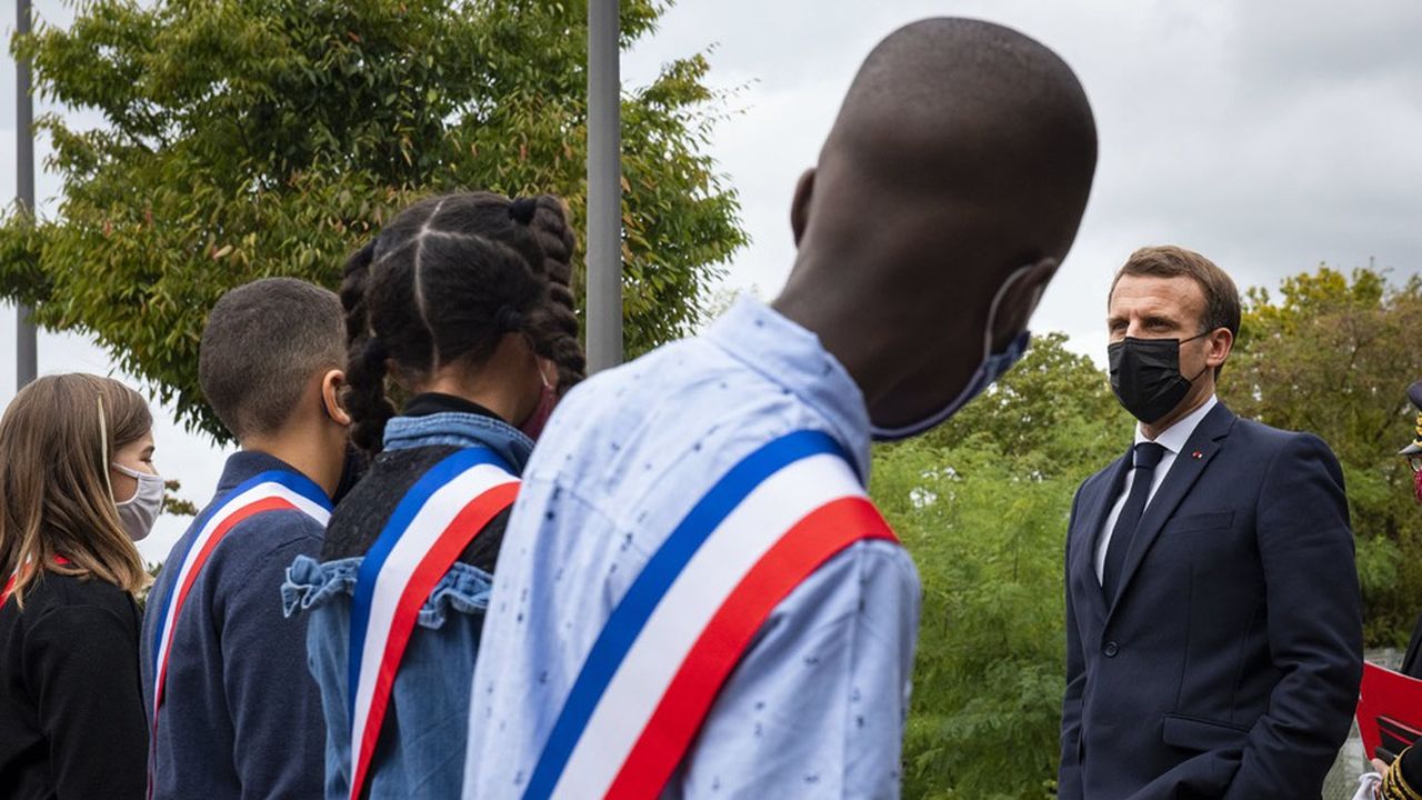Emmanuel Macron, lors d'une rencontre avec le conseil municipal des jeunes des Mureaux.