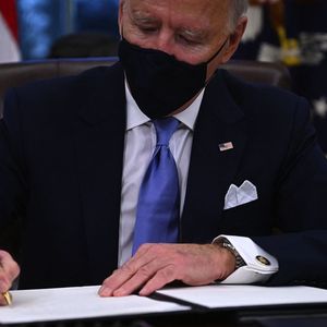 Le jour même de son investiture et de son installation à la Maison-Blanche, Joe Biden signait une série de décrets d'une forte portée environnementale, dont l'un a scellé le retour des Etats-Unis dans l'Accord de Paris.