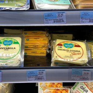 Le fromage sans lait de Follow your Heart est distribué dans des grandes surfaces haut de gamme et dans les magasins spécialisés.