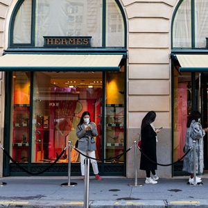 Dès la réouverture des magasins Hermès, partout dans le monde, la clientèle est revenue en nombre.
