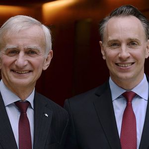 Le mandat de Denis Duverne (à gauche), président du conseil d'administration et ancien directeur financier du groupe, arrive à échéance en 2022. Thomas Buberl, à la tête du groupe, prépare d'ores et déjà son remplacement.