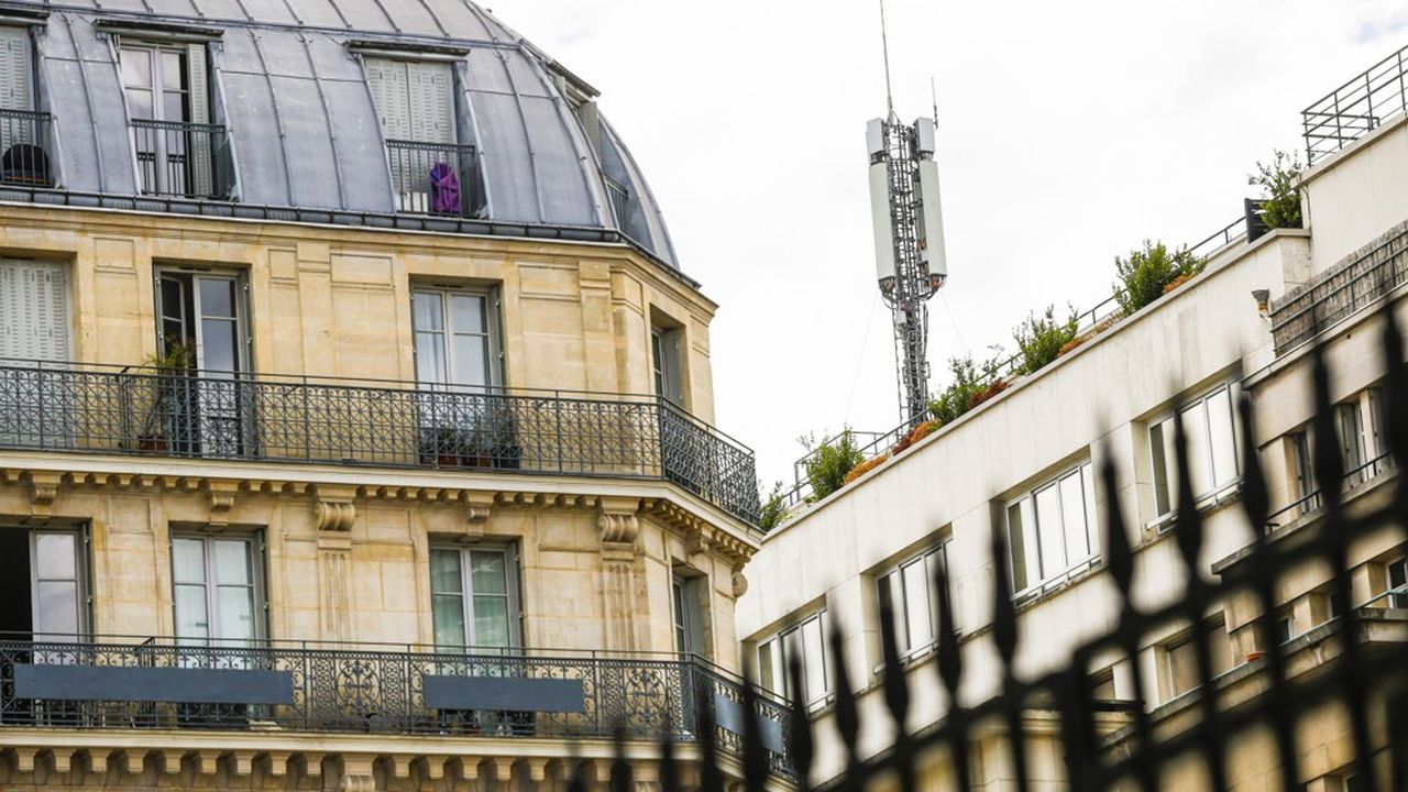 Une antenne télécoms à Paris. Six ans après la vente d'Alcatel-Lucent à Nokia, la France cherche à redevenir plus souveraine dans l'industrie des télécoms.