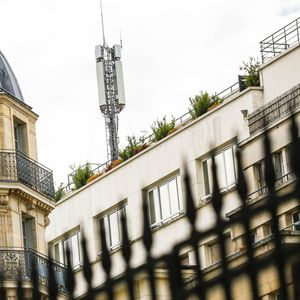 Une antenne télécoms à Paris. Six ans après la vente d'Alcatel-Lucent à Nokia, la France cherche à redevenir plus souveraine dans l'industrie des télécoms.