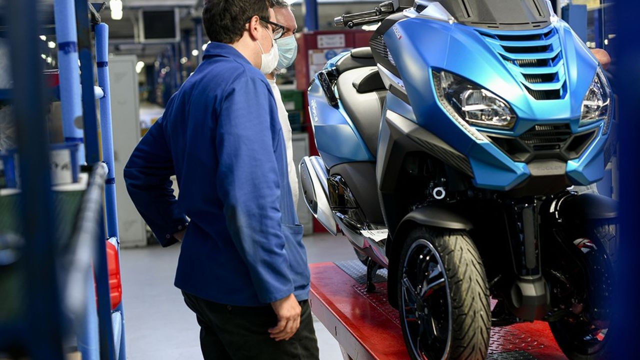 Le PDG de Peugeot Motocycles, Costantino Sambuy, dans les ateliers de l'usine de Mandeure dans le Doubs pour le lancement de la fabrication du nouveau Metropolis, en septembre 2020.