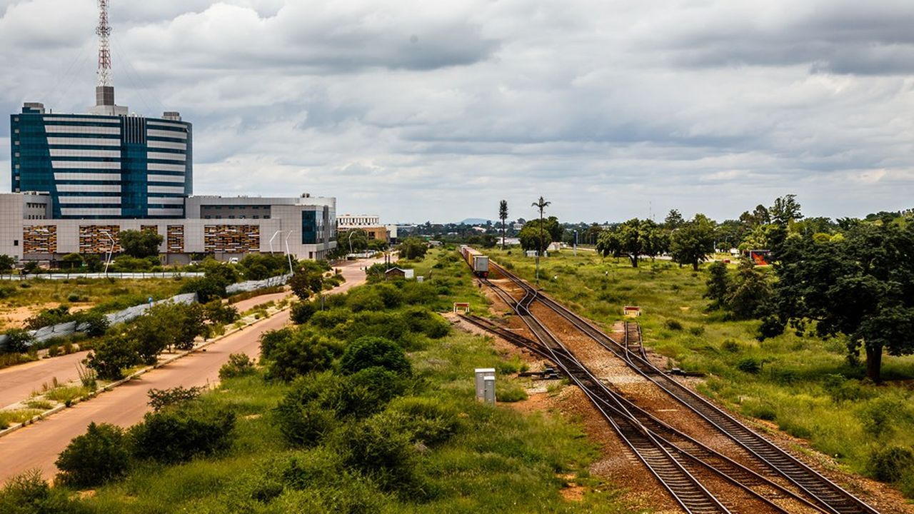Une ligne de chemin de fer près d'un quartier d'affaires à Gaborone, la capitale du Botswana.