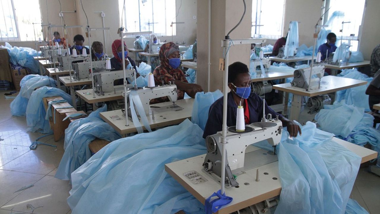 Une usine de textile de Tanzanie, où l'on confectionne des tissus de protection pour les équipes médicales.
