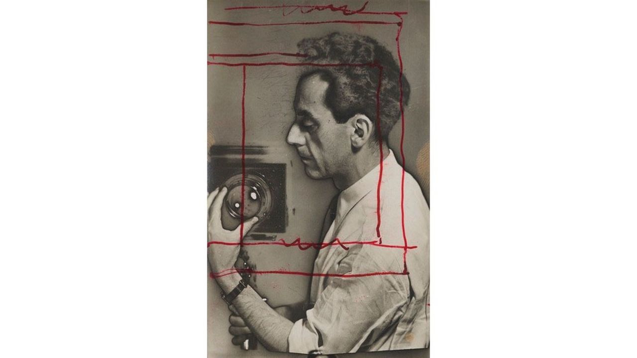 Autoportrait de Man Ray (1890 - 1976), tirage argentique par contact (1931), solarisation, avec annotations de recadrage à l'encre rouge.