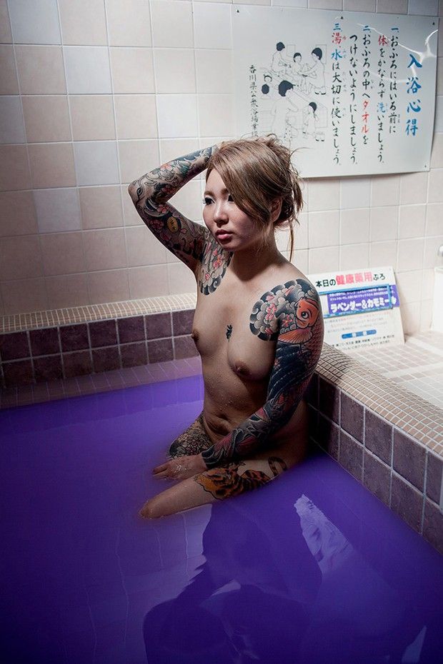 EXPO IREZUMI, L'art du tatouage japonais. © Jafé 2016, Takamatsu. Anna est dans un bain public japonais (sento). Ce bain est à la lavande et à la camomille, comme indiqué en japonais sur le panneau derrière elle, ce qui explique la couleur de l'eau.