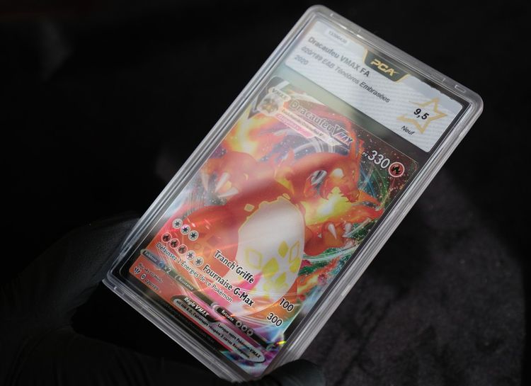 L'entreprise Professional Cards Authenticator, basée à Paris, note les cartes Pokémon sur 10, en fonction de leur état.