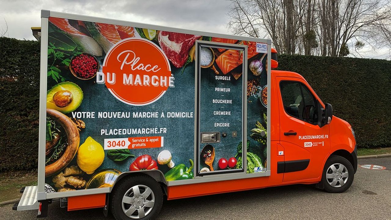 Les camions de livraison blanc et bleu Toupargel ont changé de nom, pour Place du Marché, et de couleurs, plus chaudes, pour symboliser une offre plus large de produits frais et d'épicerie.