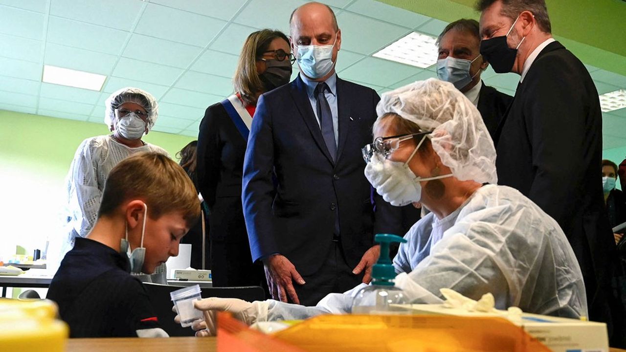 Le ministre de l'Education nationale, Jean-Michel Blanquer, s'était rendu, lundi, dans une école de Lavoncourt, près de Vesoul (Haute-Saône), où des tests salivaires ont été réalisés sur les élèves.