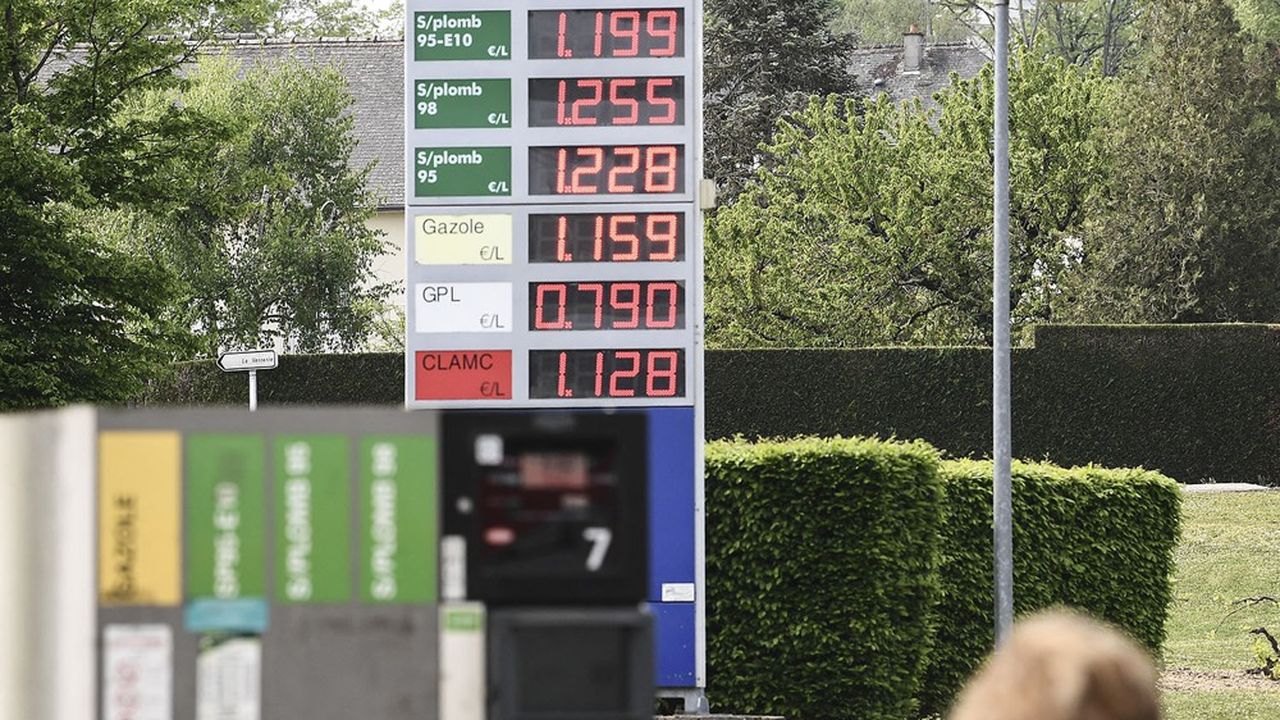 Station-service à Amboise, avril 2020. Pendant le premier confinement, les prix la pompe s'étaient effondrés en même temps que les cours du pétrole.