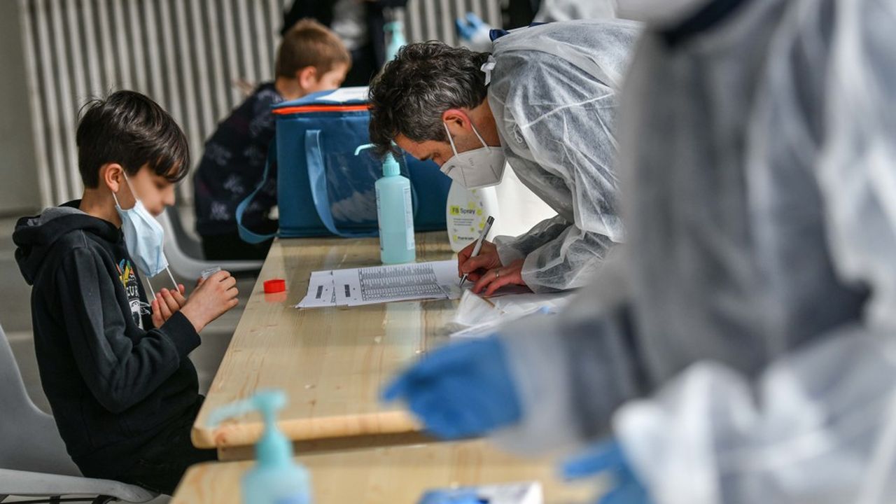 En France, les tests salivaires commencent à être déployés dans les établissements scolaires.