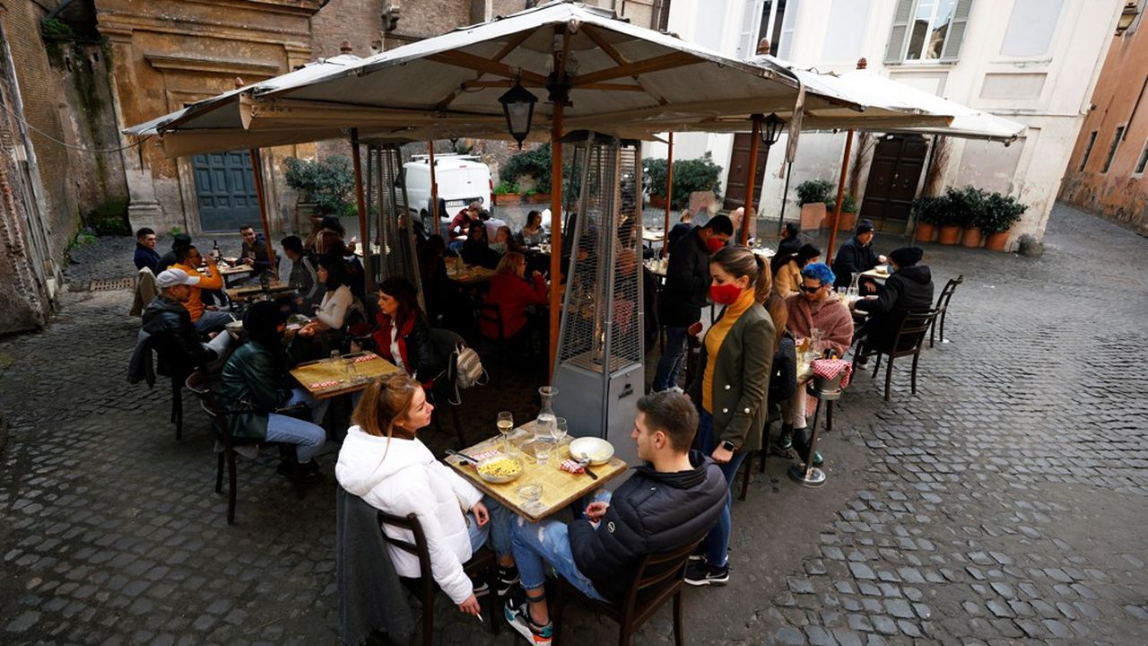 Selon la situation épidémiologique dans chacune des 20 zones du territoire italien, les bars et restaurants peuvent ou non rouvrir, comme ici à Rome début février.