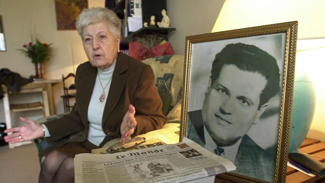Malika Boumendjel, veuve de l'avocat algérien, aux côtés du portrait de son mari en 2001.
