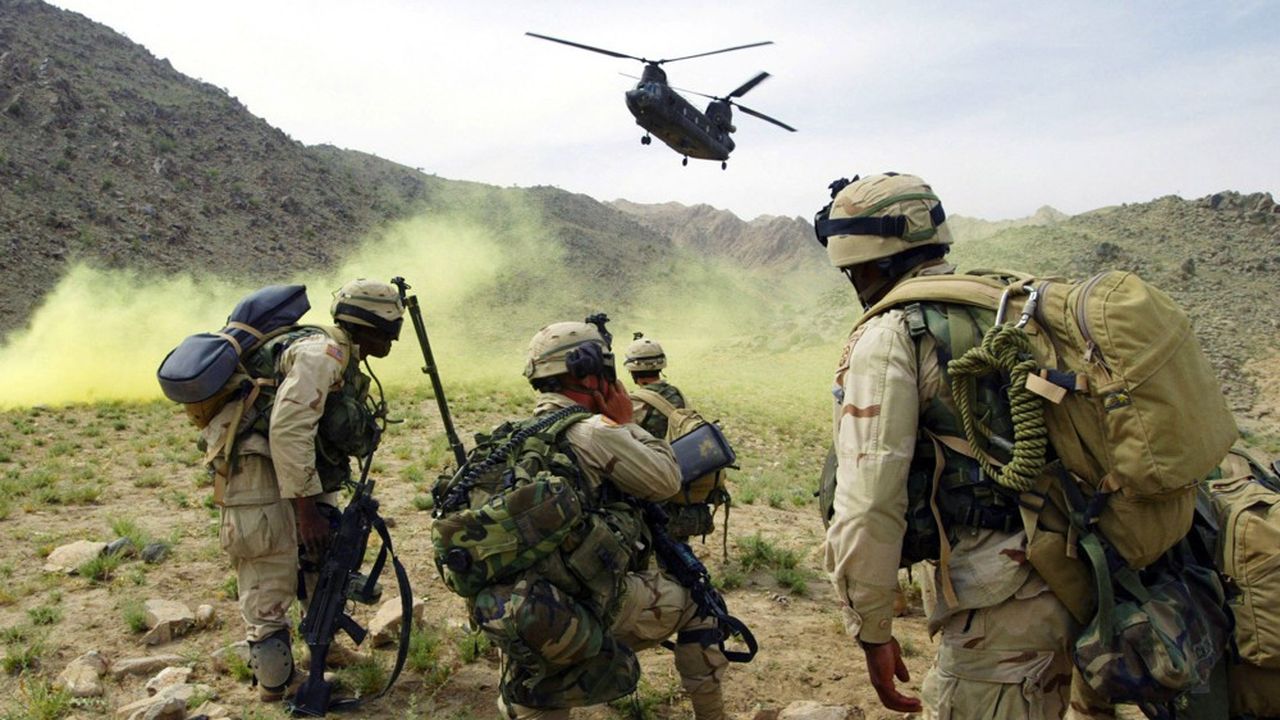Le 20 mai 2003, des soldats américains engagés dans la lutte contre les réseaux terroristes implantés en Afghanistan s'apprêtent à monter à bord d'un hélicoptère après une opération à 60 km au nord de Kandahar.