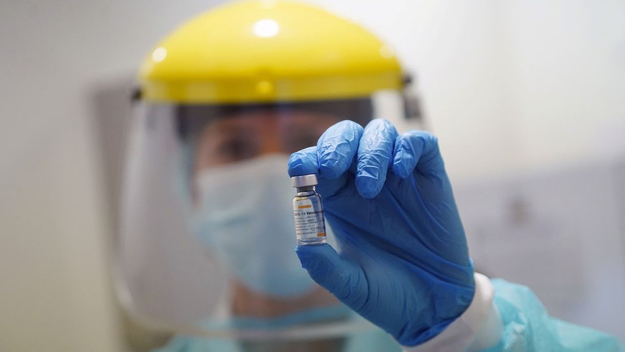 Un infirmier montre une fiole du vaccin chinois Sinovac utilisé ici en Uruguay.