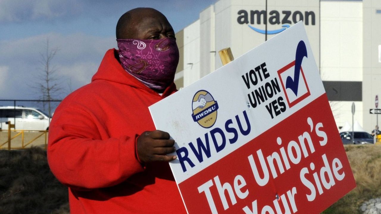Un salarié d'Amazon, militant pour la création d'un syndicat dans l'entreprise.