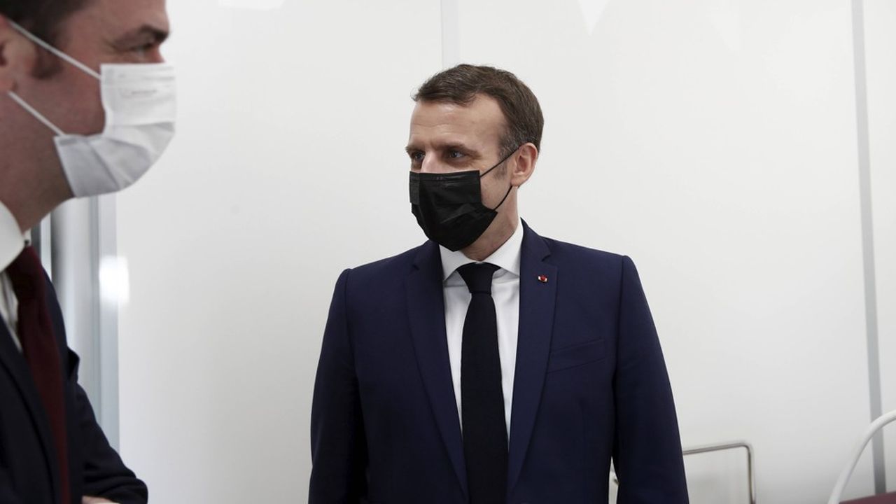 Emmanuel Macron, avec Olivier Véran, visitant un centre de vaccination à Bobigny.