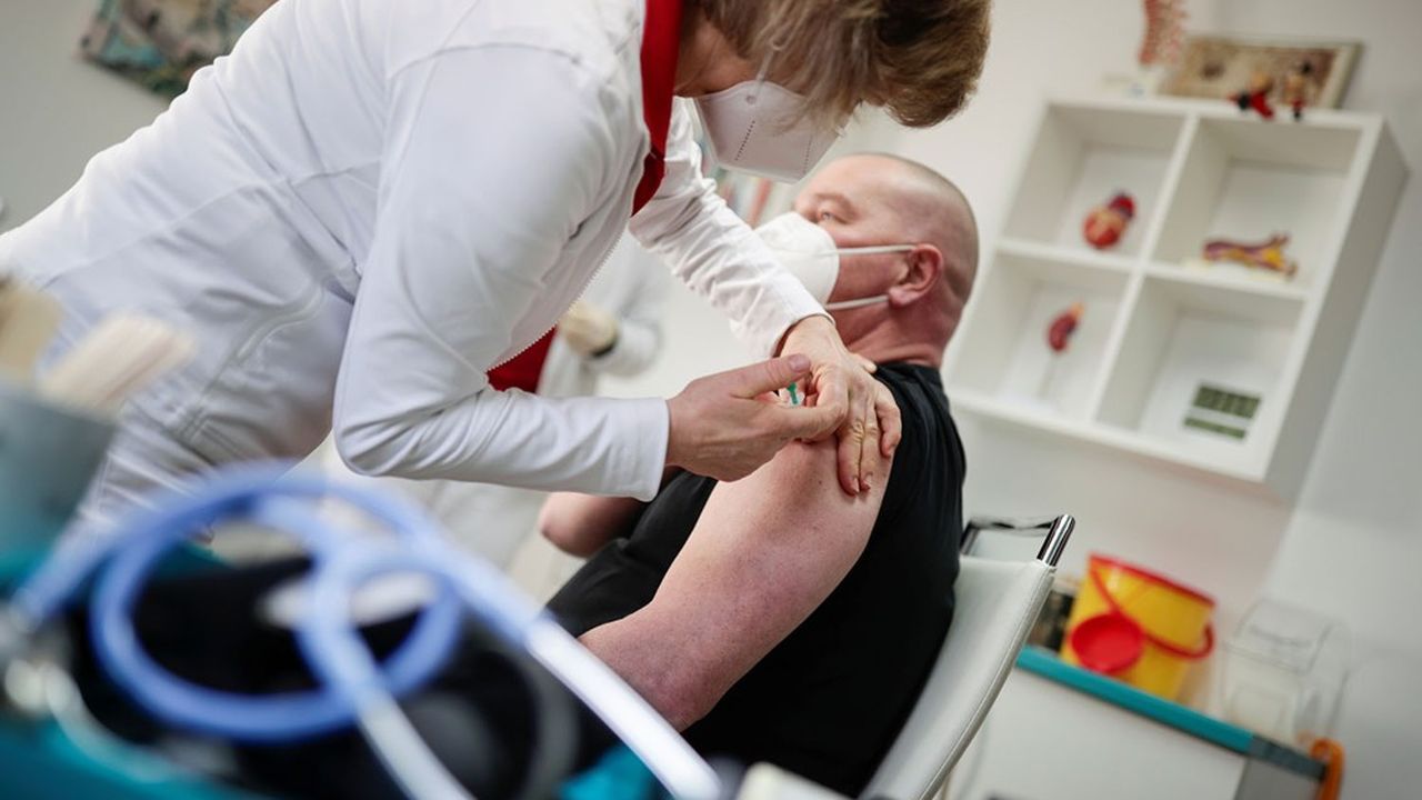 La commission vaccination a donné son feu vert jeudi à l'administration du vaccin d'AstraZeneca aux plus de 65 ans, ce qui devrait permettre d'accélérer son administration.