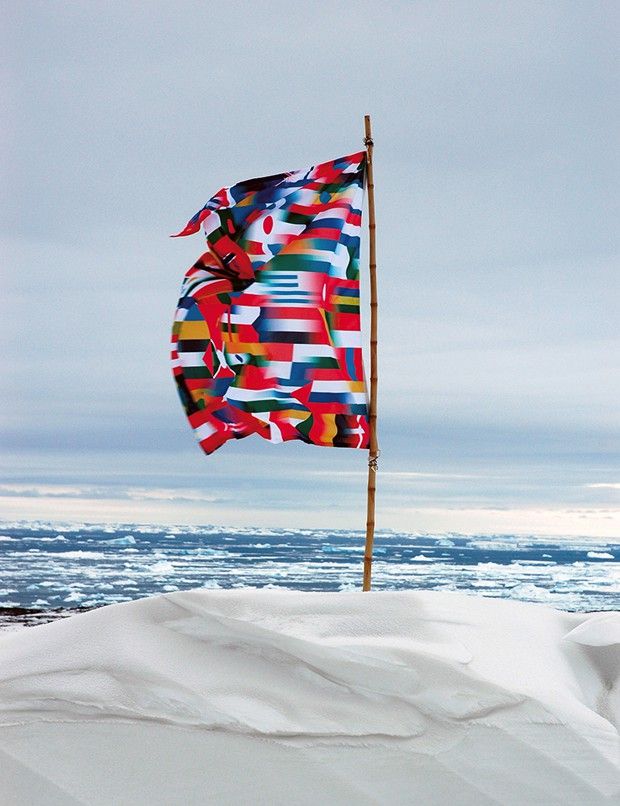 «Antarctica Flag», de Lucy + Jorge Orta (2007).