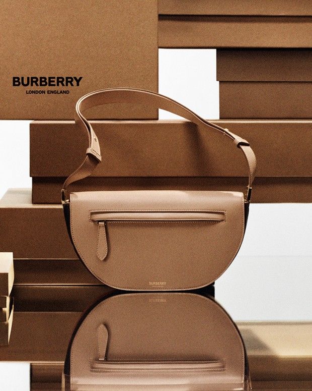 Le sac Olympia de Burberry dont le packaging (arrière-plan) est fabriqué à partir d'au moins 40% de tasses à café recyclées et certifié par le FSC.