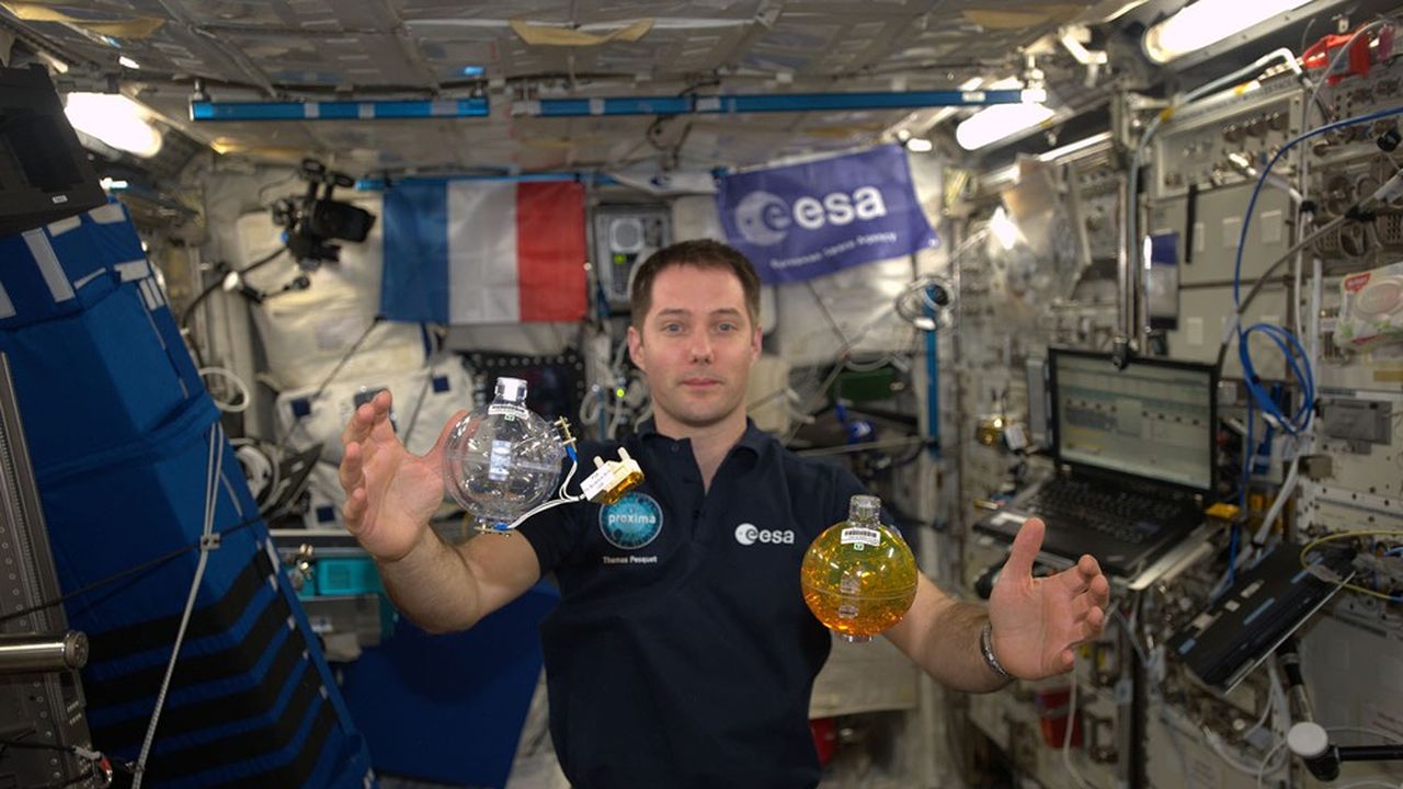 Thomas Pesquet en pleine expérience à bord de la station spatiale internationale (ISS) lors de la mission Proxima en 2017.