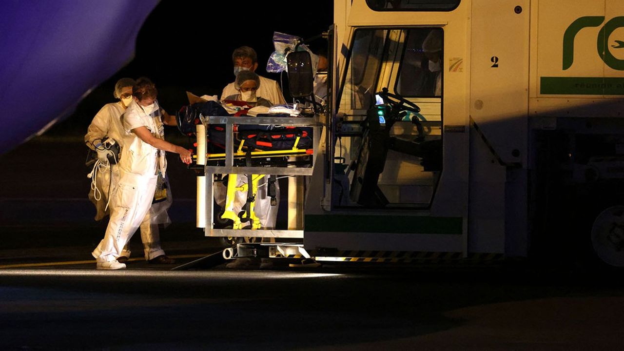 Témoin de la complexité de l'évacuation sanitaire, le transfert des quatre malades des ambulances à l'avion a duré environ deux heures.