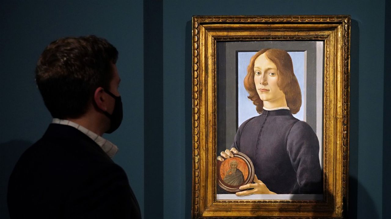 « Jeune homme tenant un médaillon », de Sandro Botticelli