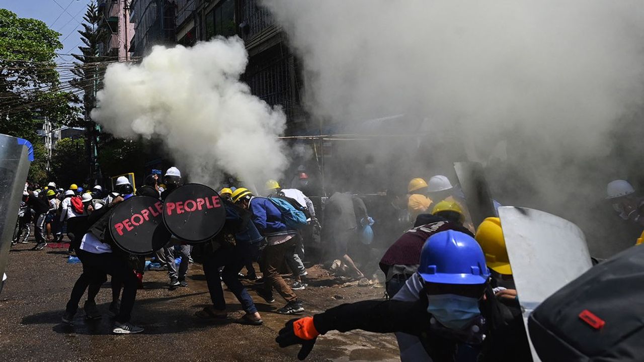 La police birmane a une nouvelle fois recouru à des gaz lacrymogènes pour disperser les rassemblements.