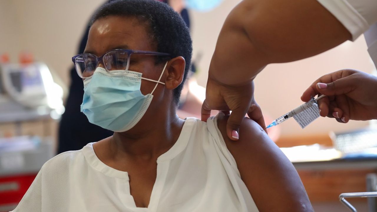 Après quelques balbutiements, l'Afrique du Sud s'est lancée dans sa campagne de vaccination, alors que la baisse des contaminations est sensible.