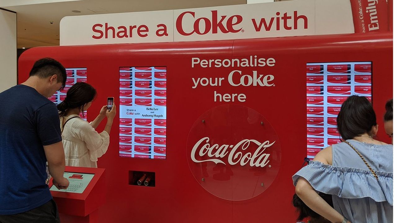 Début 2019, les consommateurs faisaient la queue pour obtenir une canette de Coca-Cola personnalisée avec leur prénom, à Sydney en Australie.
